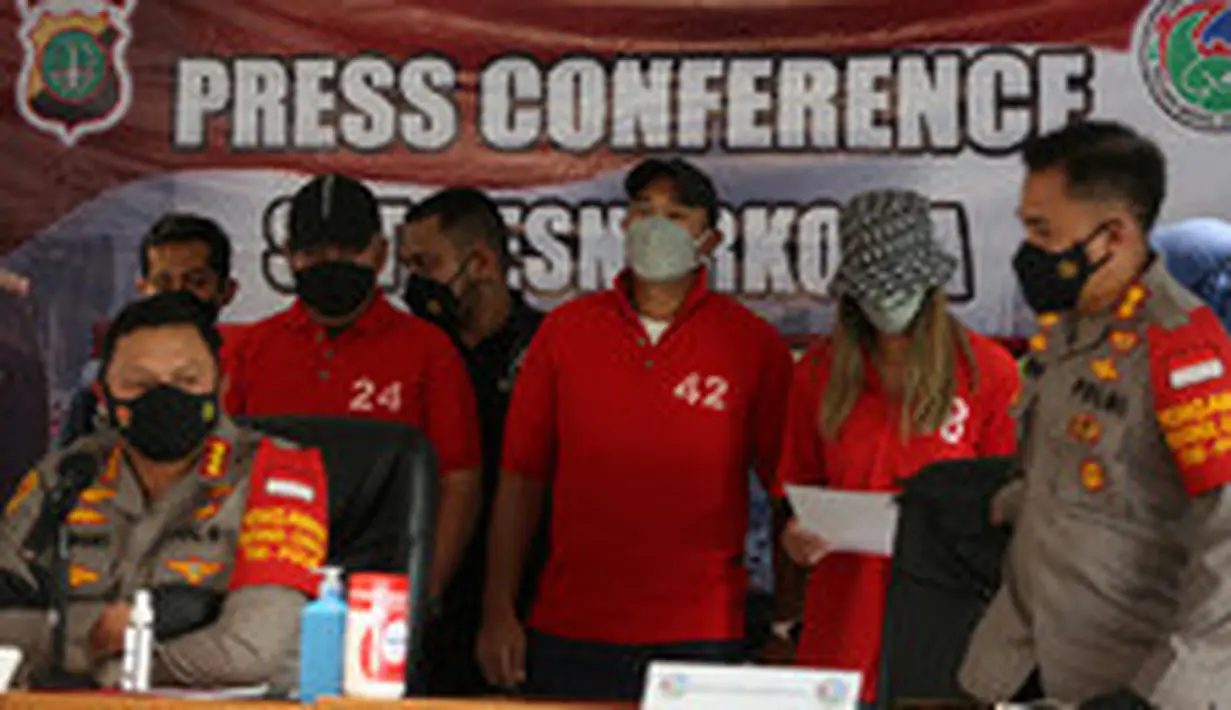 "Sebagai manusia saya sadar seharusnya saya memberikan contoh yang baik bagi anak-anak saya dan orang-orang di sekitar saya," ucapnya. 
 (Budi Santoso/Kapanlagi.com)