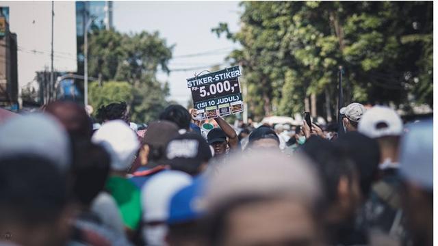 10 Potret Pedagang yang Berjualan Saat Aksi 22 Mei, Tak Peduli Situasi