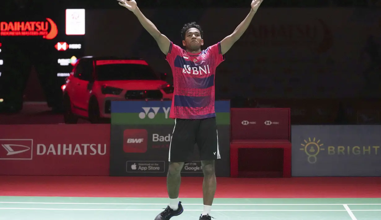Pebulutangkis Tunggal Putra Indonesia, Chico Aura Dwi Wardoyo meluapkan kegembiraan usai mengalahkan Angus Ng Ka Long dari Hong Kong pada pertandingan semifinal Indonesia Masters 2023 di Istora Senayan, Jakarta, Jumat (27/1/2023). Chico Aura melangkah ke final Indonesia Masters 2023 usai menang 17-21, 27-25, 22-20 dalam waktu 83 menit. (AP Photo/Tatan Syuflana)