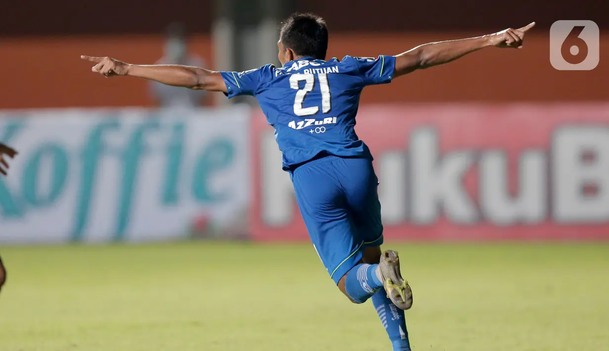 Pemain Persib Bandung, Frets Listanto Butuan, merayakan gol yang dicetaknya ke gawang Bali United dalam pertandingan Babak Penyisihan Piala Menpora 2021 di Stadion Maguwoharjo, Sleman. Rabu (24/3/2021). (Bola.com/Arief Bagus)