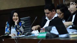 Bupati nonaktif Kutai Kartanegara, Rita Widyasari (kiri) menjalani sidang lanjutan dugaan suap pemberian izin lokasi perkebunan kelapa sawit di Pengadilan Tipikor, Jakarta, Rabu (21/2). Sidang mendengar keterangan saksi. (Liputan6.com/Helmi Fithriansyah)