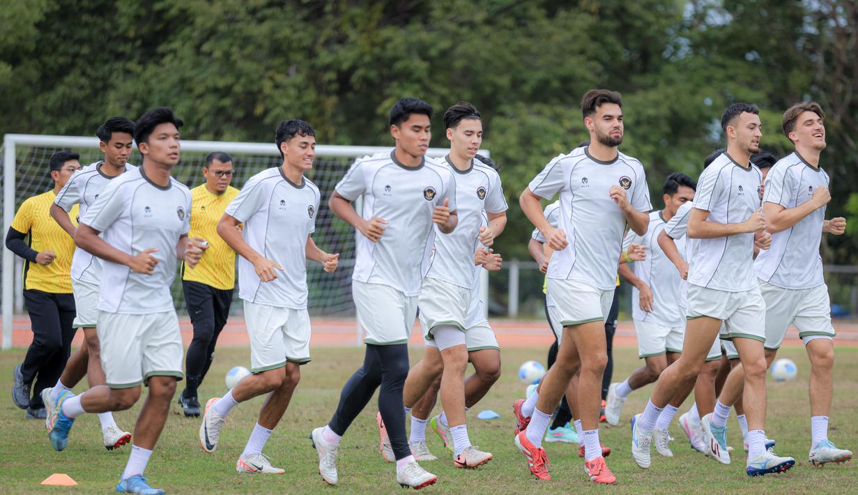 Menghadapi Myanmar U-22, skuad Garuda Muda harus mampu tampll sempurna dan meraih kemenangan untuk menjaga asa lolos ke semifinal SEA Games 2025. Tampak dalam foto, pemain Timnas Indonesia U-22 melakukan sesi latihan resmi jelang melawan Myamar pada matchday kedua Grup C SEA Games 2025. (Bola.com/ Bagaskara Lazuardi)