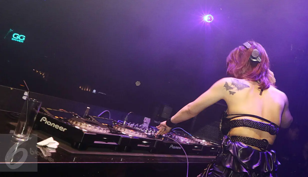 Penampilan DJ Butterfly saat menghibur penonton di Lantai dansa Colosseum Jakarta, Rabu (8/3). Tak hanya dikenal mahir dalam bermain alat musik DJ, dara asal Thailand ini juga tersohor karena goyangan tubuhnya yang seksi. (Liputan6.com/Helmi Afandi)