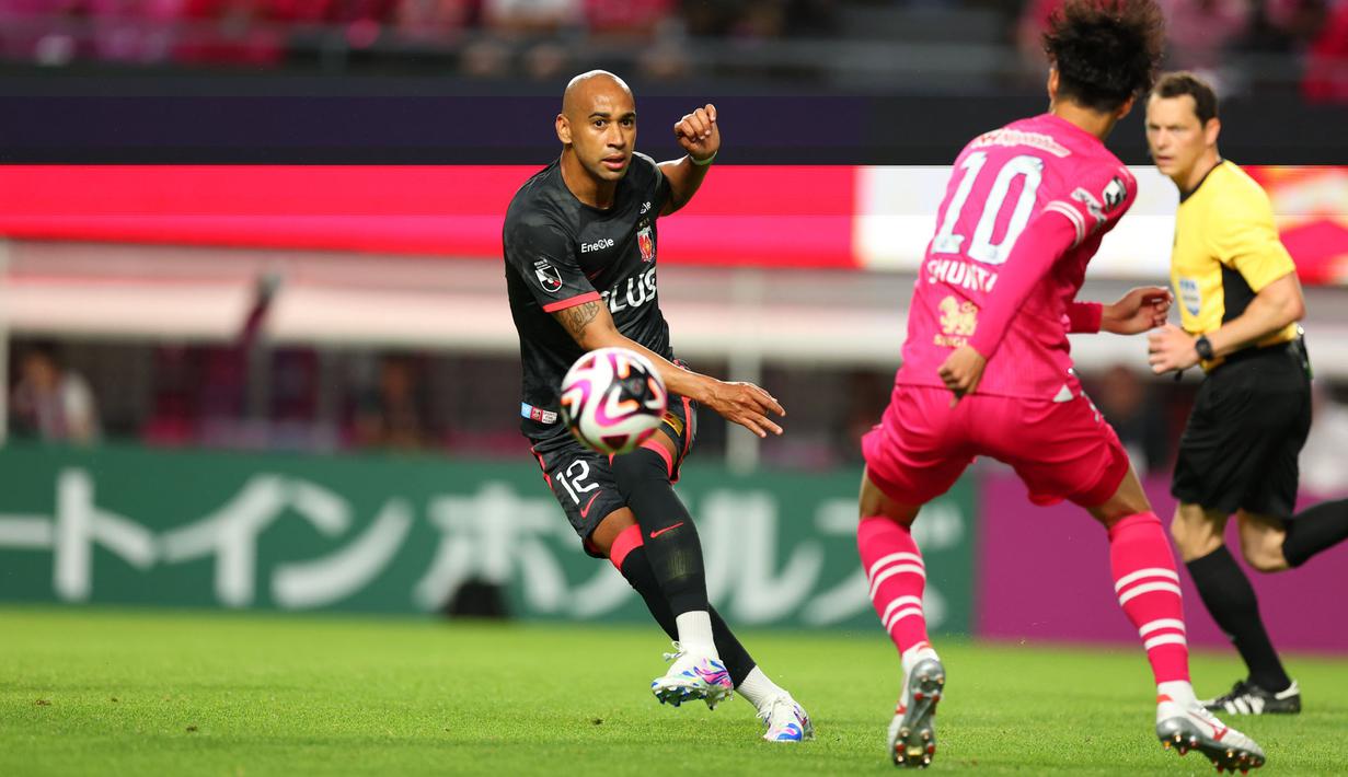 Thiago Santos Santana lahir di Serrinha, Brasil, pada 4 Februari 1993. Setelah sempat bermain di klub-klub Liga Brasil dan Portugal, ia mencoba peruntungan di Liga Jepang mulai tahun 2021 lalu. (J.LEAGUE)