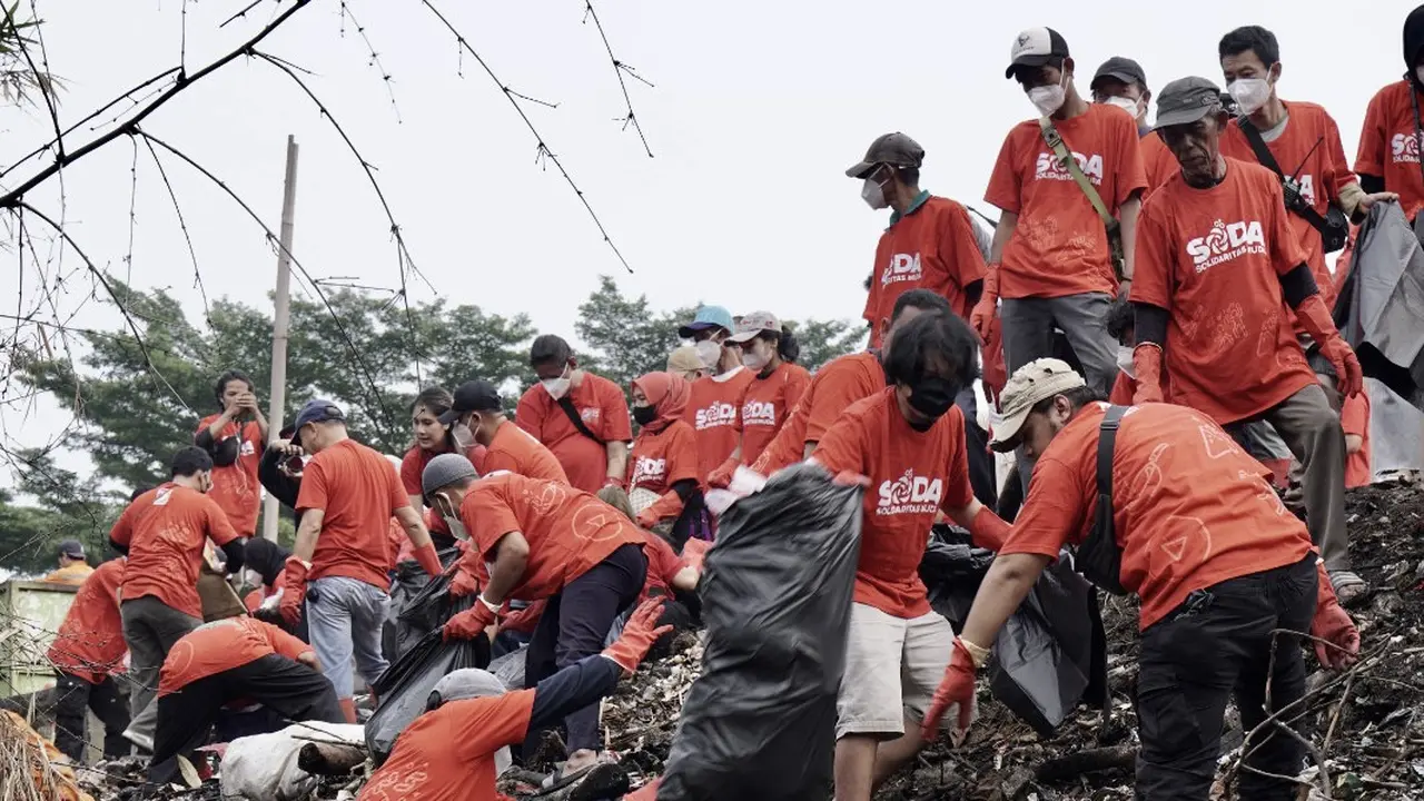 Aksi bersih-bersih sampah yang dilakukan PSI di Tangerang Selatan