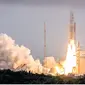 Peluncuran teleskop antariksa James Webb menggunakan roket Ariane 5 di dari pelabuhan antariksa Kourou di Guyana,  Amerika Selatan. (Credit photo: Jody Amiet/AFP via Getty Images)