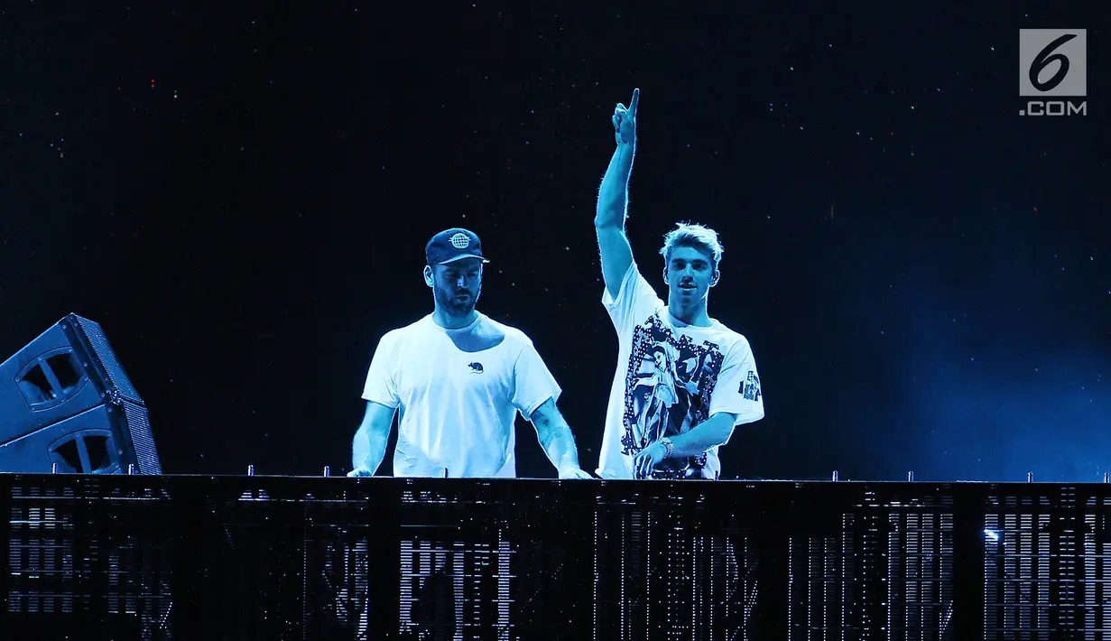 Duo DJ asal Amerika, Alex Pall dan Andrew Taggart tampil pada "The Chainsmokers Live in Concert" di JIExpo, Kemayoran, Jakarta, Jumat (30/3). Jelang naik panggung, konser tersebut menyajikan sederet penampilan DJ pembuka.  (Liputan6.com/Herman Zakharia)