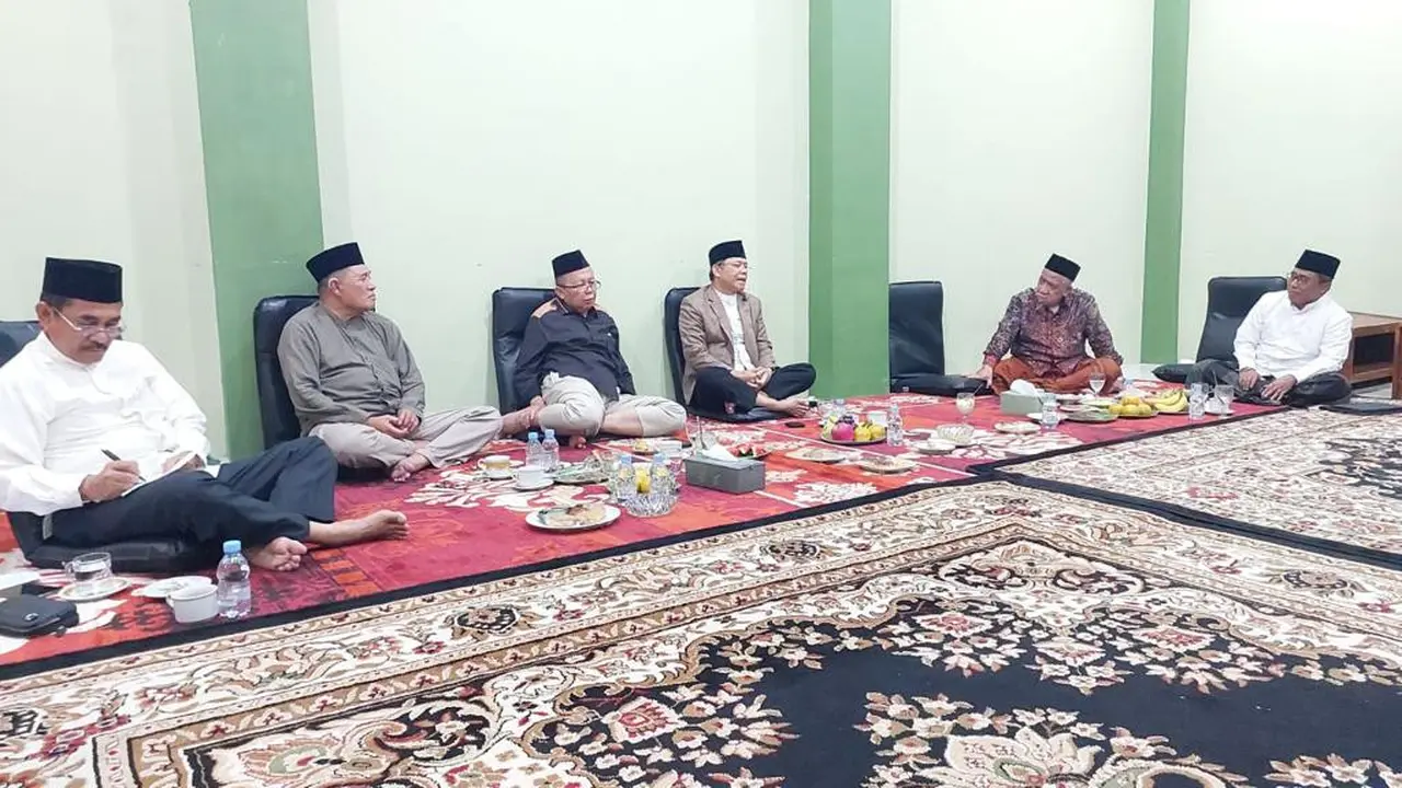 Pelaksana Tugas (Plt) Ketua Umum Partai Persatuan Pembangunan (PPP) menyambangi Pondok Pesantren (Ponpes) Kempek di Cirebon, Jawa Barat, milik Ketua Majelis Syariah KH Mustofa Aqil Siradj. (Istimewa)