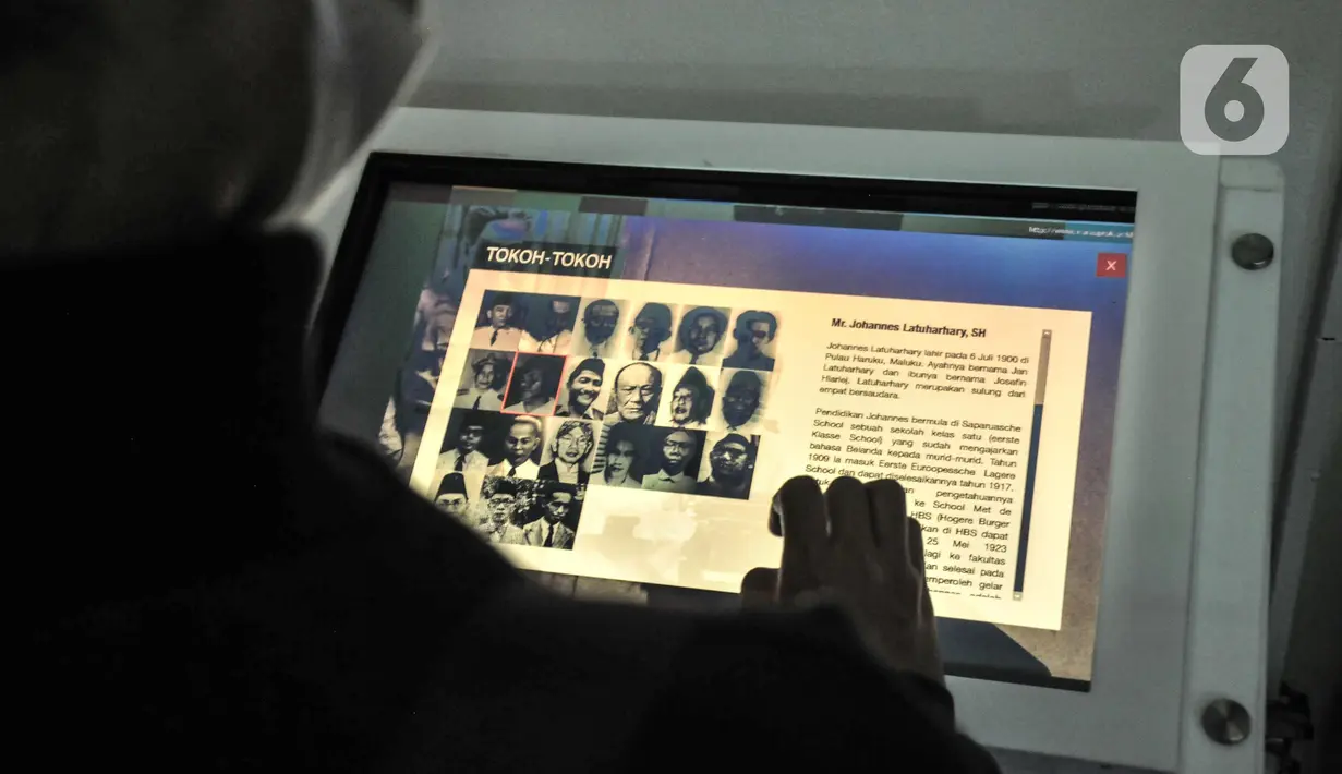 Pengunjung melihat koleksi saat berwisata sejarah di Museum Perumusan Naskah Proklamasi, Menteng, Jakarta Pusat, Selasa (16/8/2022). Menjelang perayaan HUT Kemerdekaan RI, rumah bersejarah yang menjadi saksi bisu terciptanya naskah Proklamasi itu ramai dikunjungi, baik anak-anak maupun orang dewasa untuk lebih dekat tentang perjalanan lahirnya Indonesia. (merdeka.com/qbal S Nugroho)