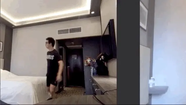 Timelaps Daniel Ng dan Roger Poh berlari di dalam apartemen masing-masing