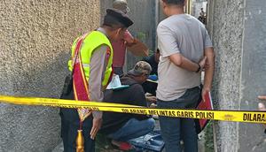 Polisi lakukan olah TKP di lokasi pembuangan bayi (Liputan6.com/Arief Pramono)