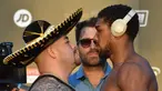 Petinju kelas berat Anthony Joshua (kanan) dan Andy Ruiz Jr (kiri) berpose saat timbang badan resmi di Riyadh, Arab Saudi, Jumat (6/12/2019). Andy Ruiz Jr tercatat memiliki bobot 128,6 Kg, sementara Anthony Joshua 107,5 Kg. (Fayez Nureldine/AFP)