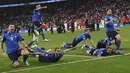 Para pemain Italia melakukan selebrasi usai menang adu penalti dengan Inggris pada pertandingan final Euro 2020 di Stadion Wembley, London, Inggris, Minggu (11/7/2021). Italia menang 3-2 lewat adu penalti usai bermain imbang 1-1 di waktu normal. (Andy Rain/Pool Photo via AP)