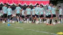 Sejumlah pelatih Timnas Indonesia U-17 mengikuti seleksi yang berlangsung di Lapangan B, Kompleks Stadion Utama Gelora Bung Karno (SUGBK), Senayan, Jakarta, Kamis (08/08/2024). (Bola.com/Bagaskara Lazuardi)