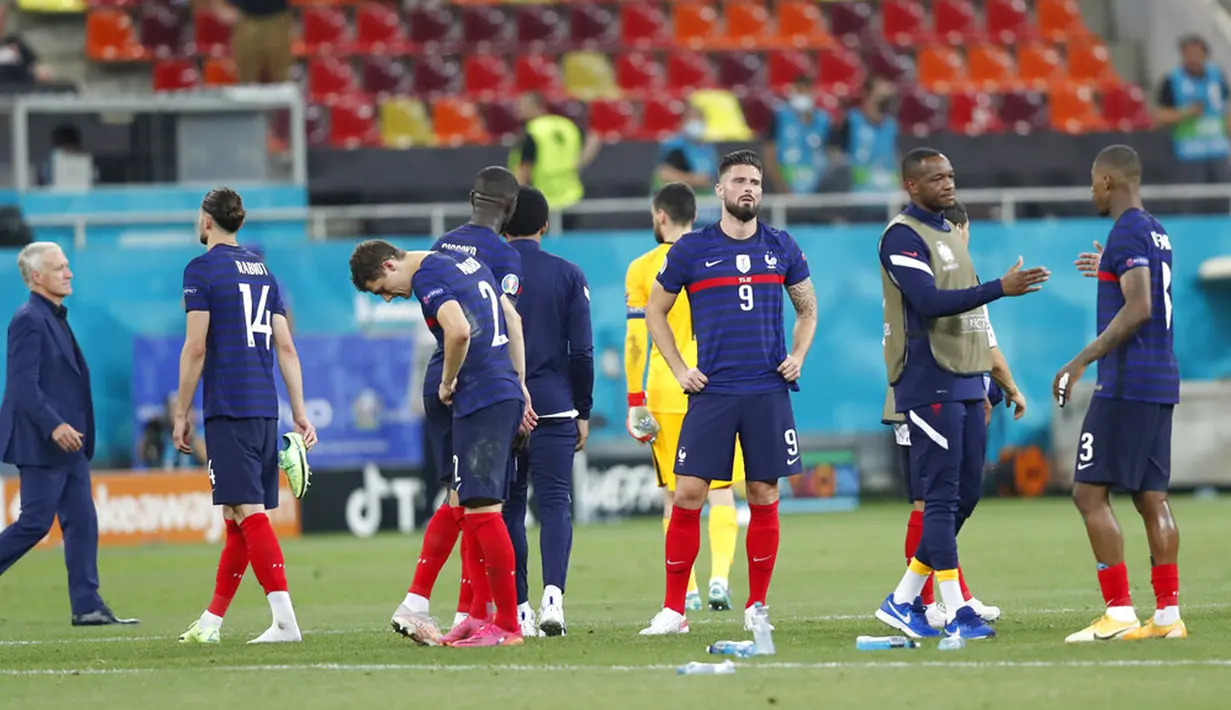 Reaksi kecewa para pemain Prancis usai melawan Swiss pada pertandingan babak 16 besar Euro 2020 di Stadion National Arena, Bucharest, Rumania, Selasa (29/6/2021). Swiss menyingkirkan Prancis usai menang 5-4 (3-3). (Robert Ghement/Pool via AP)