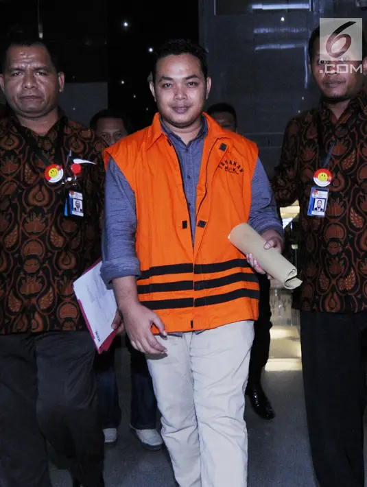 Senyum pihak swasta perantara suap, Eka Kamaluddin usai menjalani pemeriksaan perdana pascaterjaring operasi tangkap tangan (OTT) KPK, Jakarta, Jumat (11/5). Eka diperiksa sebagai tersangka dugaan suap APBN-P 2018. (Merdeka.com/Dwi Narwoko)
