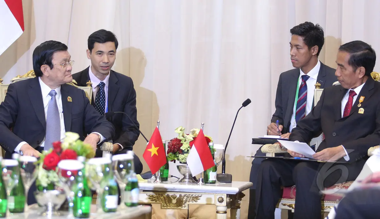 Presiden Joko Widodo (kanan) saat berbincang dengan PM Vietnam Truong Tang Sang di ruang Kakatua, Jakarta, Kamis (23/4/2015). Presiden Joko Widodo membahas pertahanan dan kawasan batas laut antar dua negara. (Liputan6.com/Herman Zakharia)