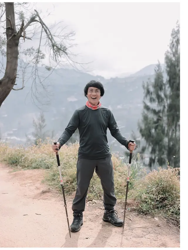 6 Potret Kak Seto Rayakan Ultah ke-74 di Gunung Prau, Menolak Tua Taklukkan Puncak