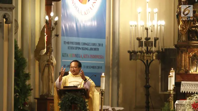 Suasana Misa Natal di Gereja Katedral