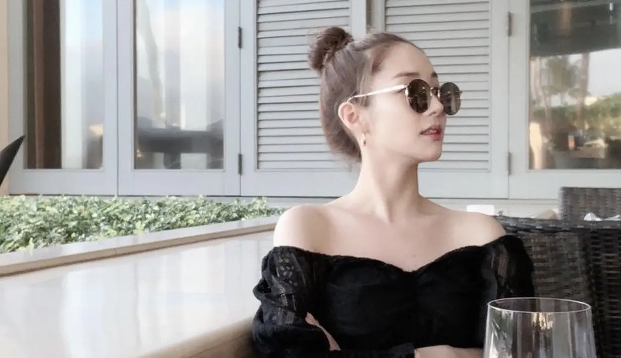 Park Min Young tampil fresh dengan rambut panjang yang diikat model bunds tinggI. Gaya ini cocok sekali untukmu ketika berlibur. @Rachel_mypark