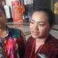 Gloria Natapradja Hamel bersama Ibunya Ira Hartini Natapradja Hamel di Mahkamah Konstitusi. (Putu Merta Surya Putra/Liputan6.com)