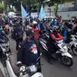 Buruh melakukan aksi unjuk rasa di kawasan Patung Kuda, Jakarta, Rabu (10/11/2021). Buruh menuntut pemerintah untuk mencabut UU Cipta Kerja dan meminta Presiden Joko Widodo atau Jokowi untuk mundur. (merdeka.com/Imam Buhori)