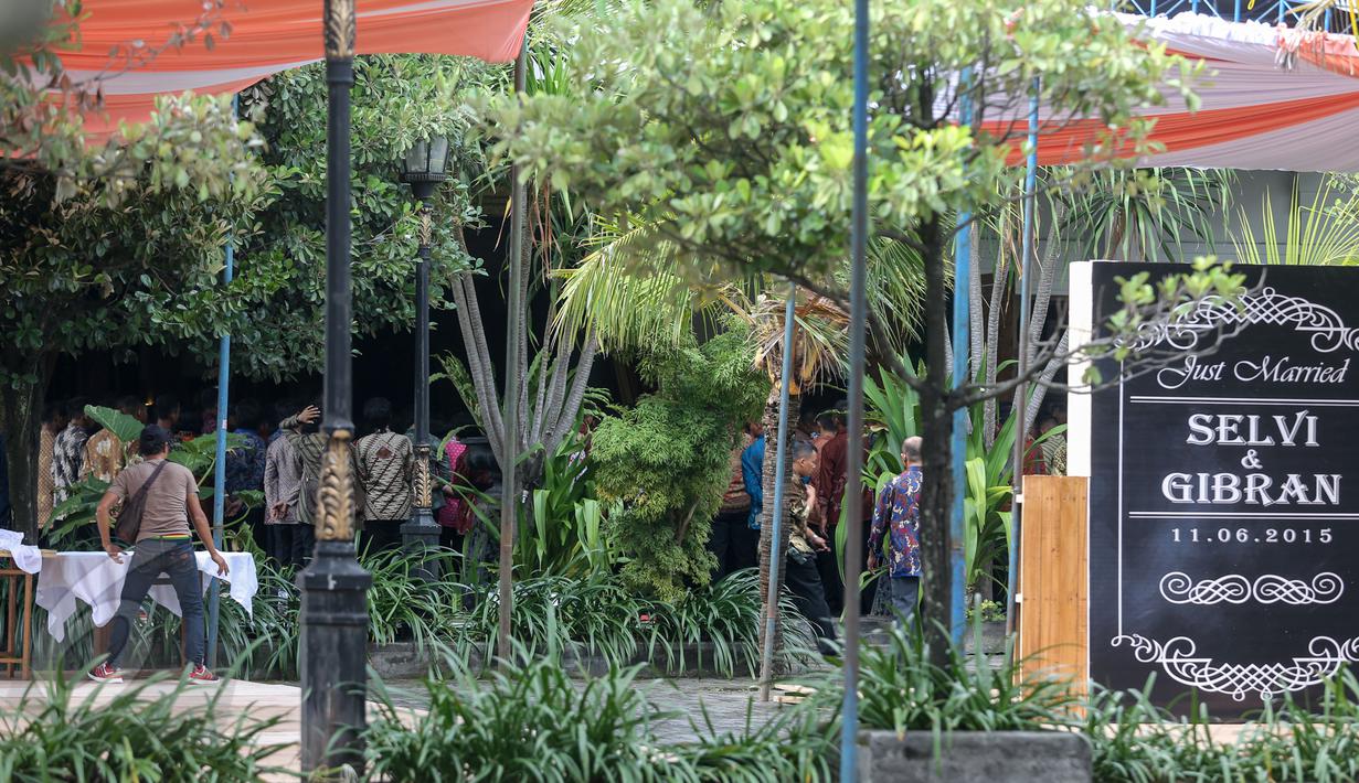 Sejumlah anggota Paspampres tampak melakukan persiapan pengamanan di sekitar Gedung Graha Saba Buana, Solo, Selasa (9/6/2015). Gedung tersebut akan digunakan sebagai tempat resepsi Gibran dan Selvi Ananda pada 11 Juni 2015. (Liputan6.com/Faizal Fanani)