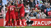 Pemain Liverpool merayakan gol ketiga mereka ke gawang Man City yang dicetak Sadio Mane dalam laga semifinal Piala FA di Etihad Stadium, Sabtu (16/4/2022). (GLYN KIRK / AFP)