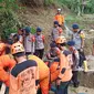 Petugas Tim SAR Tengah Menyiapkan Sejumlah Alat Untuk Mencari Korban Hilang Akibat Tertimbun Longsor di Sukajaya, Bogor, Jawa Barat, Senin (13/1/2020). (Foto: Achmad Sudarno/Liputan6.com)