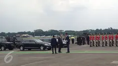 Petugas berjaga di dekat mobil yang akan di kenakan Presiden Joko Widodo dan Raja Arab Saudi, Salman bin Abdulaziz di Bandara Halim Perdanakusuma, Jakarta, Rabu (1/3).  (Liputan6.com/Fery Pradolo)