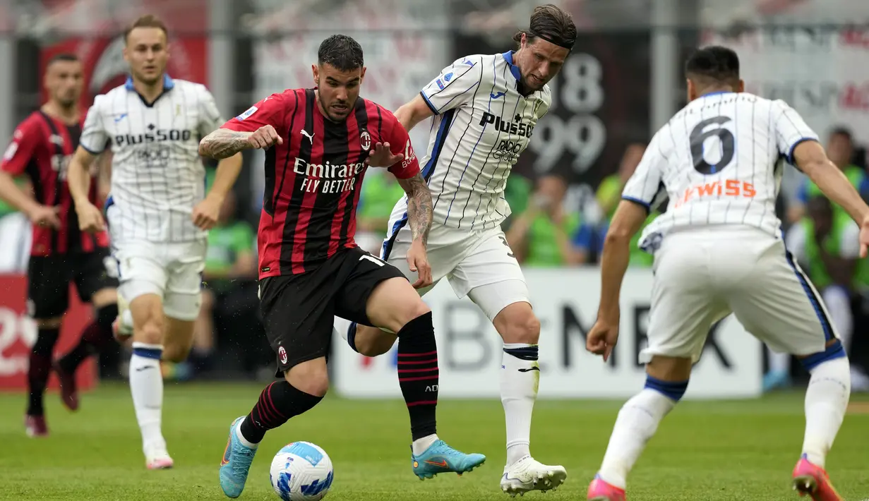 Pemain Atalanta Hans Hateboer (tengah kanan) berebut bola dengan pemain AC Milan Theo Hernandez pada pertandingan sepak bola Serie A di Stadion San Siro, Milan, Italia, 15 Mei 2022. AC Milan menang 2-0. (AP Photo/Antonio Calani)