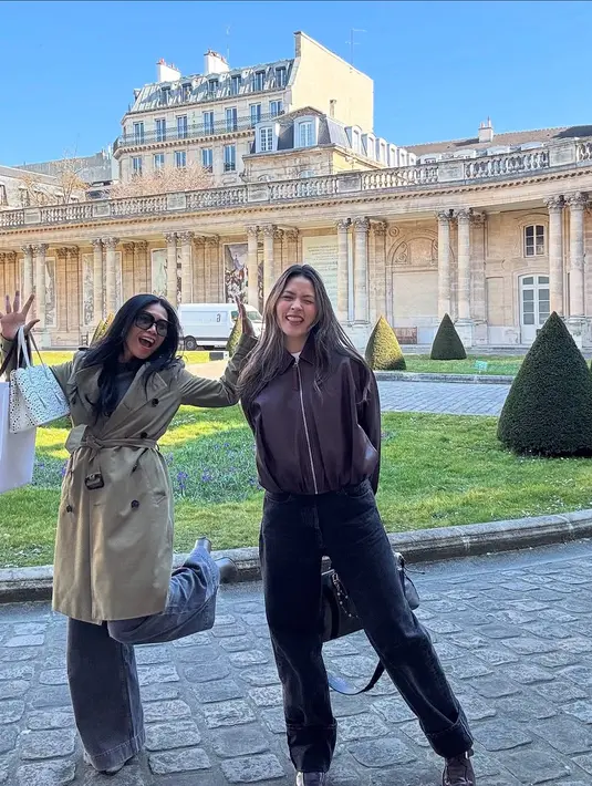 Sementara Raisa lebih boyish dengan jaket kulit cokelat dan loose pants hitam. Dipadu dengan tas kulit hitam yang serasi [@anggun_cipta]