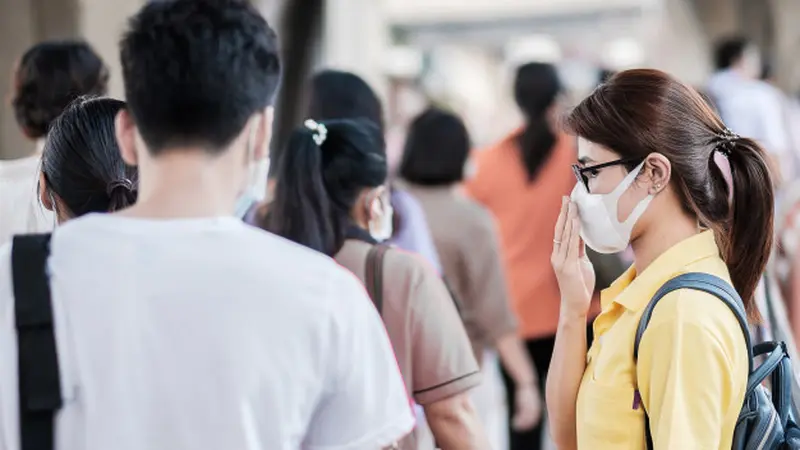 orang-orang memakai masker di sepanjang jalan, setelah wabah penyakit virus corona (COVID-19) di Shanghai, China 16 September 2020.