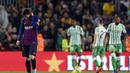 Reaksi Lionel Messi saat Real Betis menciptakan gol ketiga laga lanjutan La Liga 2018/19 yang berlangsung di stadion Camp Nou. Barcelona kalah 3-4. (AFP/Josep Lago)