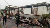 Bangunan bagian depan Rutan Siak yang biasanya digunakan untuk kantor pegawai habis dilalap api. (Liputan6.com/M Syukur)