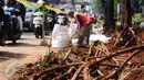 Pekerja melakukan pengerjaan peningkatan dan pelebaran jalan serta saluran di Jalan TB Simatupang Jakarta, Kamis (1/9). Tampak, kesemrawutan instalasi kabel jaringan bawah tanah di ruang utilitas Jalan TB Simatupang. (Liputan6.com/Helmi Fithriansyah)