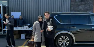 Temani sang suami jalani salat Jumat perdana di Alberta, Cindy tampil kece dengan long coat warna abu-abu yang dipadukan dengan hijab dan long pants warna hitam. Penampilannya dilengkapi dengan handbag dan kacamata hitam.  [@cindyfatikasari18]