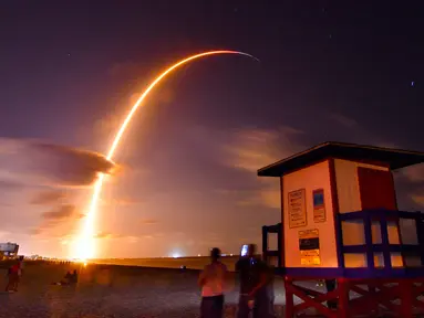 Roket Falcon 9 lepas landas dari Space Launch Complex 40 di Florida's Cape Canaveral Air Force Station, Amerika Serikat, Kamis (23/5/2019). Perusahaan penerbangan luar angkasa SpaceX meluncurkan 60 satelit Starlink ke orbit rendah Bumi. (Malcolm Denemark/Florida Today via AP)
