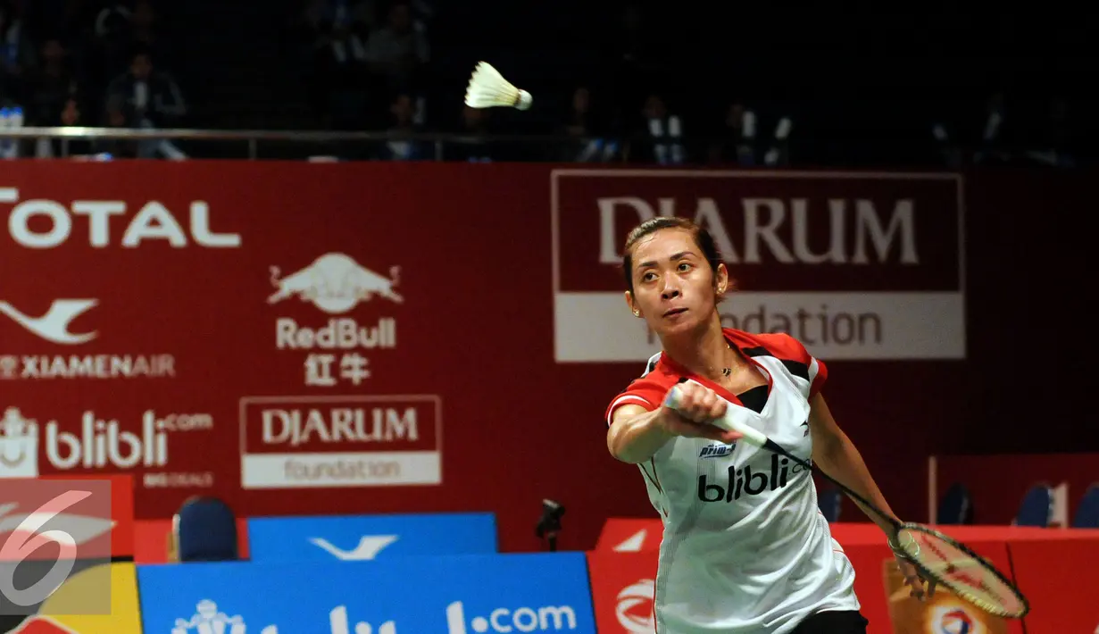 Pebulu tangkis tunggal putri Indonesia, Maria Febe Kusumastuti melakukan back hand kearah Pai Yu Po (Taipei) di laga Total BWF Championships 2015 di Jakarta (11/8/2015). Maria kalah 21-18, 21-13, 21-9. (Liputan6.com/Helmi Fithriansyah)