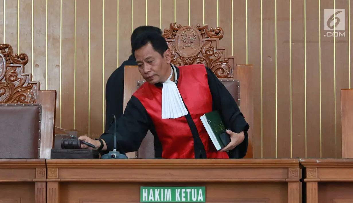 Hakim Agus Widodo seusai memimpin sidang perdana praperadilan mantan Ketum PPP Romahurmuziy alias Rommy di Pengadilan Negeri Jakarta Selatan, Senin (22/4). Sidang ditunda selama dua pekan karena KPK, selaku tergugat, mengaku masih mengumpulkan bukti-bukti. (Liputan6.com/Immanuel Antonius)