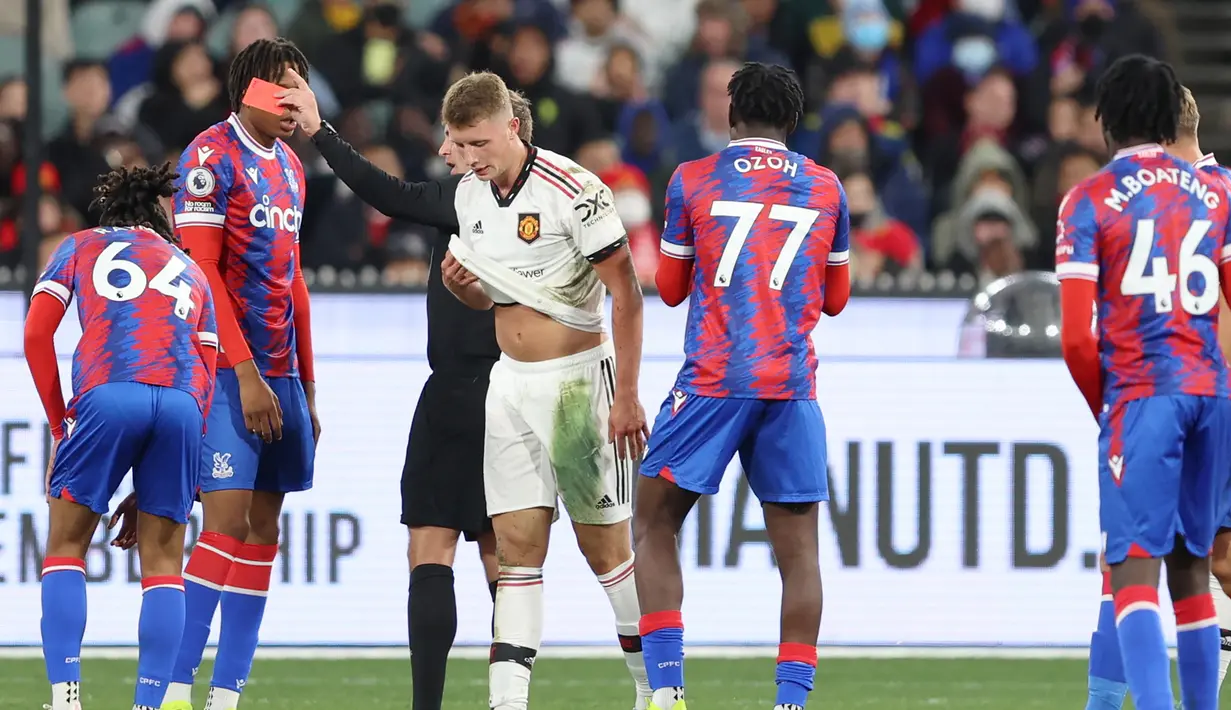 Manchester United harus bermain dengan 10 pemain di sepuluh menit terakhir akibat Will Fish diusir wasit akibat menerima kartu merah usai pelanggaran keras terhadap Victor Akinwale. (AFP/Martin Keep)