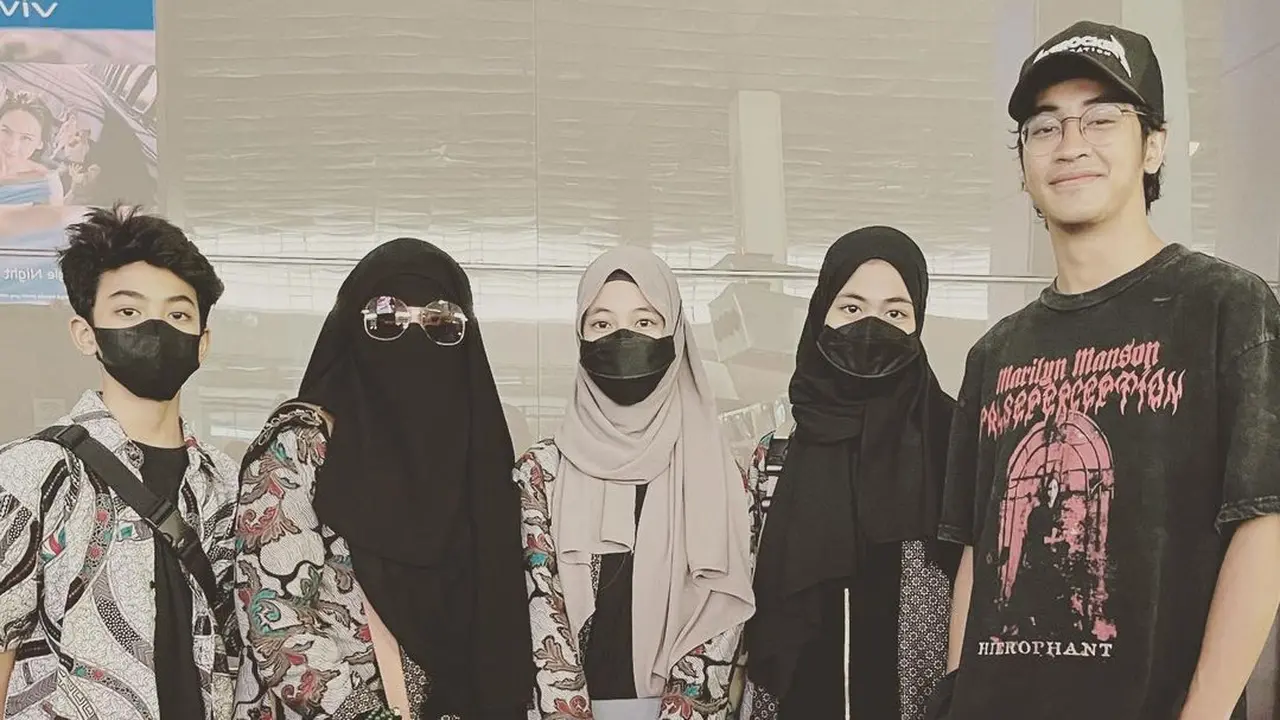 Umi Pipik Berangkat Umrah Bareng 3 Anaknya (Foto: Instagram/@_ummi_pipik_)