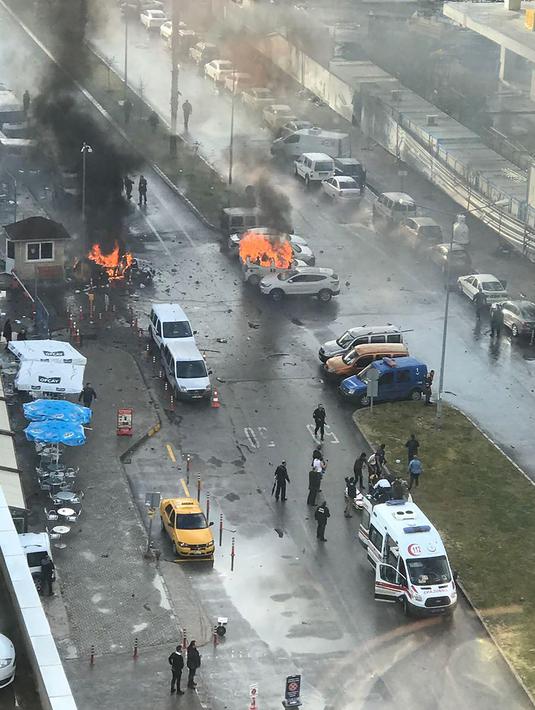 Sebuah bom mobil meledak di luar sebuah pengadilan di kota Izmir, wilayah barat Turki, Kamis (5/1). Sejumlah ambulans bergegas menuju ke lokasi ledakan di dekat pintu masuk pengadilan yang kerap digunakan para hakim dan jaksa. (DHA/Dogan News Agency/AFP)