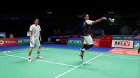 Ganda putra Indonesia Hendra Setiawan / Mohammad Ahsan menjajal lapangan Utilita Arena Birmingham, Inggris, tempat bertandingan All England 2021, Selasa, 16 Maret. (foto: PBSI)