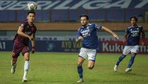 Pemain PSM Makassar, Sutanto Tan (kiri) menguasai bola dibayangi pemain Persib Bandung, Marc Klok dalam laga pekan ke-6 BRI Liga 1 2021/2022 di Stadion Wibawa Mukti, Cikarang, Sabtu (02/10/2021) WIB. Kedua tim bermain imbang 1-1. (Bola.com/Bagaskara Lazua
