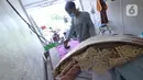 Pekerja menyetrika mukena yang telah selesai diproduksi di Pinang, Kota Tangerang, Banten, Kamis (22/4/2021). Di bulan Ramadhan, produksi mukena di tempat tersebut meningkat 50 persen, dari 350 buah menjadi 700 buah per minggu dengan harga Rp250 ribu hingga Rp500 ribu. (Liputan6.com/Angga Yuniar)