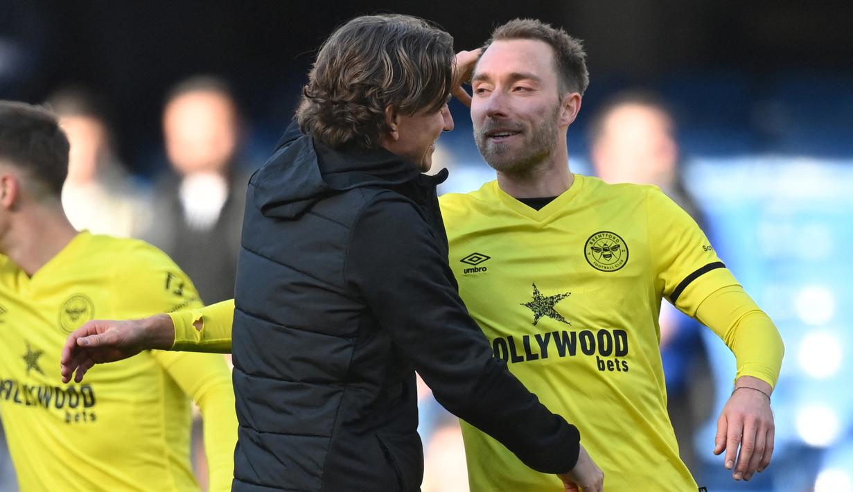 Christian Eriksen. Gelandang serang Denmark berusia 30 tahun ini baru saja didatangkan Manchester United dari Brentford dengan status bebas transfer menjelang bergulirnya muasim 2022/2023 setelah setengah musim membela Brentford. Meski singkat, bersama Brentford ia mampu tampil apik dengan torehan 1 gol dan 4 assist dari total 11 laga dan mampu beradaptasi dengan atmosfir Liga Inggris berkat pengalamannya membela Tottenham Hotspur selama 6,5 musim mulai 2013/2014 hingga 2019/2020. (AFP/Glyn Kirk)