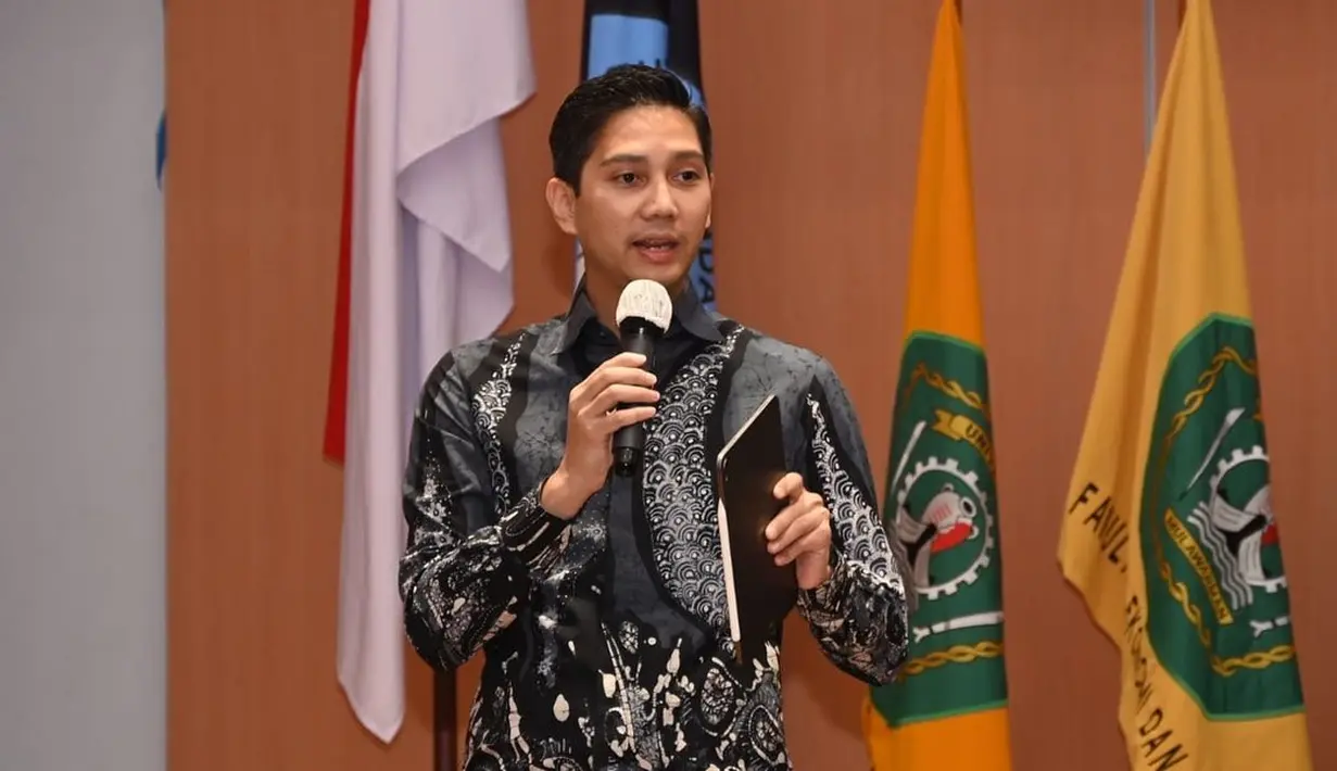 <p>Banyak yang dibuat salah fokus dengan ketampanan Wakil Ketua Komisi IV DPR RI itu. Tak sedikit pula yang terkagum-kagum dengan pesona Budisatrio Djiwandono. (FOTO: instagram.com/budidjiwandono/)</p>