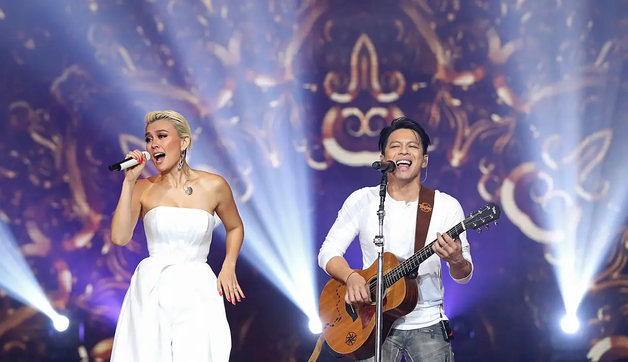 Grup band NOAH dan Agnez Mo menjadi penampil pembuka perayaan malam puncak HUT SCTV ke-27 itu. Kolaborasi antar keduanya menyajikan kemeriahan di awal acara tentu menjad awal yang indah. (Bambang E.Ros/Bintang.com)