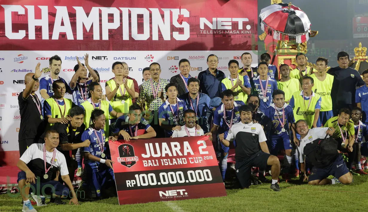 Persib Bandung menjadi runner-up usai dikalahkan Arema Cronus di turnamen sepak bola Bali Island 2016 di Stadion Kapten I Wayan Dipta, Gianyar, Bali Selasa (23/2/2016). (Bola.com/Peksi Cahyo)